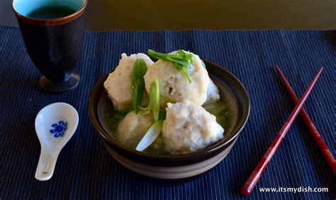  Fuzhou Fish Balls: Des Boulettes Savoureuses Plongeant dans un bouillon épicé et parfumé !