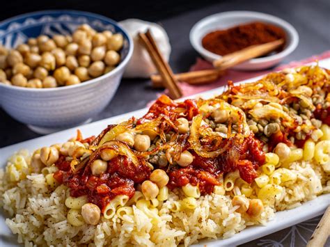  Koshari! Un Voyage Savoureux à Travers les Saveurs Épicées et Fraîches de la Rue Égyptienne