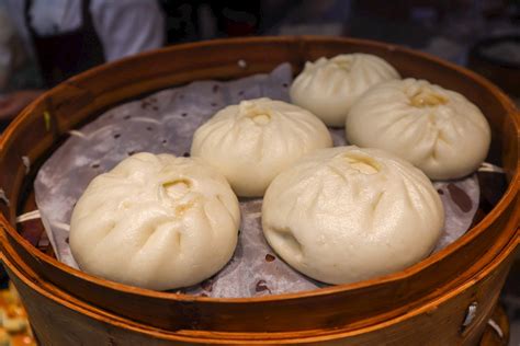  Tianjin Goubuli Baozi: A Symphony of Steamed Softness Meets Umami-Rich Savory Delight!