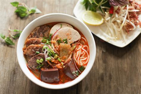  Bún Bò Huế:  Un délicieux mélange de saveurs épicées et d'une soupe parfumée à la citronnelle!