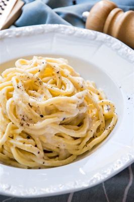  Cacio e Pepe: Une symphonie crémeuse de fromage et de poivre noir qui chatouille les papilles!