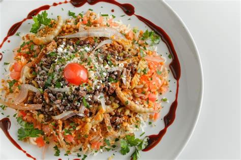  Koshari: Un Melodieux Mélange de Pâtes, de Lentilles et d'Épices qui Dénote une Explosion de Saveurs Orientales!