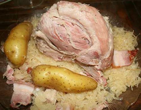  La Casserolle de Porc à la Choucroute : Une Explosion Savoureuse et Umami qui Embaume les Ruelles de Chengde