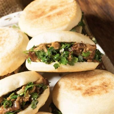  La Rou Jia Mo: Un Sandwich Chinois Savoureux aux Arômes de Grillade Méticuleusement Marinée