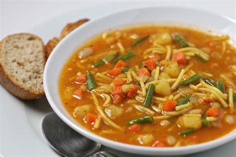  La Soupe au Pistou ! Une symphonie provençale de légumes frais et d’herbes aromatiques