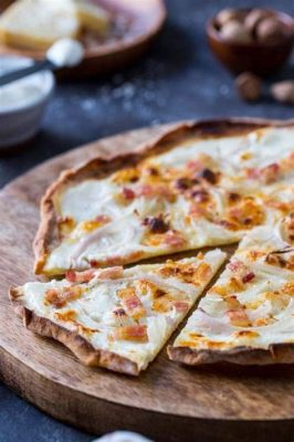  La Tarte Flambée: Une symphonie de saveurs crémeuses et une croûte croustillante à souhait !