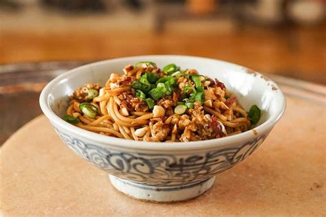  Le Dandan Mian: Un plat chinois épicé qui danse sur votre palais avec des saveurs enivrantes !