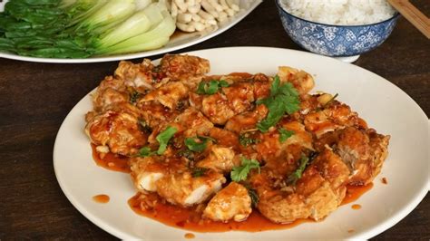  Le Poulet à la Sauce Piquante de Puyang: Une Explosion de Saveurs Apicées et des Textures Fondantes qui Raviront Votre Palet !