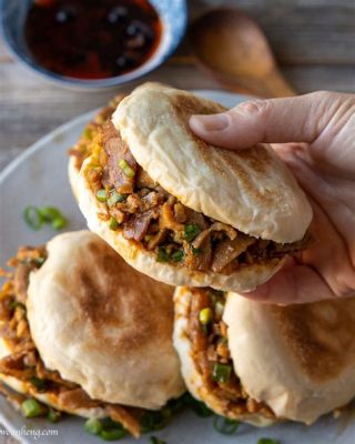  Le Rou Jia Mo au Feu de Bois: Un Sandwich Savoureux au Cœur d'une Tradition Tangshanise !