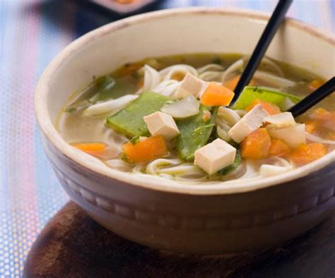   Le Soupe de Tofu au Basilic: Un Plongement Enchanté dans les Saveurs Doux-Amères de Hezhou