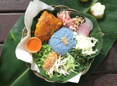  Nasi Kerabu: Explorez la Symphonie Fruité-Épicée de ce Plat Iconique de Kuala Lumpur !