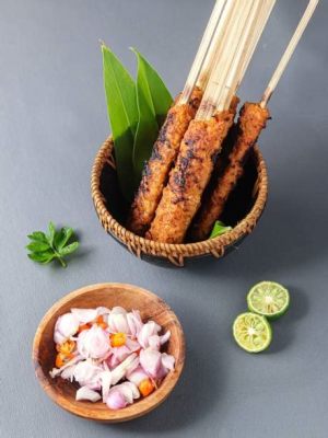 Sate Lilit: Une explosion de saveurs tropicales épicées dans un mélange crémeux et tendre !