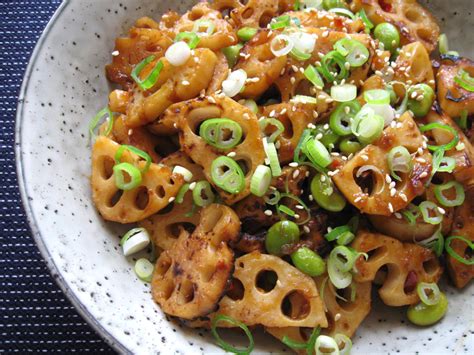  Le Spicy Stir-Fried Frog with Lotus Root : Une symphonie épicée de textures croquantes et tendres !