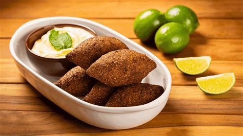  Tibs au Beurre de Niter Kibbeh: Un Voyage Culinaire Épicé dans les Ruelles de Nekemte! Tibs au beurre de niter kibbeh, un plat éthiopien irrésistiblement épicé et savoureux, vous transporte directement dans les ruelles animées de Nekemte, ville nichée au cœur des hauts plateaux.