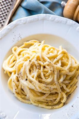  Tonnarelli Cacio e Pepe: Une Symphonie Fromageuse où la Pâte Danse avec le Poivre!