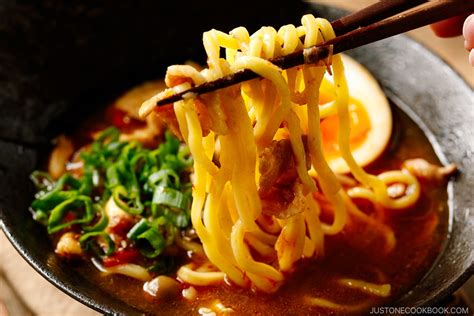  Tsukemen: Plongez dans l'harmonie explosive du bouillon froid et des nouilles brûlantes!